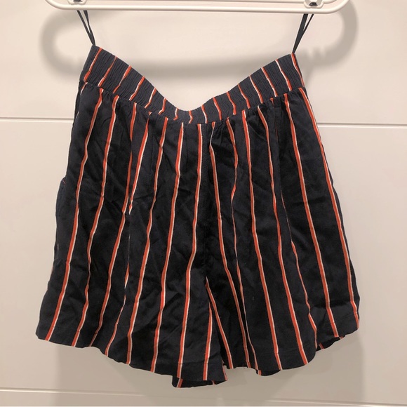 Fashion Nova tie front pleated shorts - Picture 6 of 7
